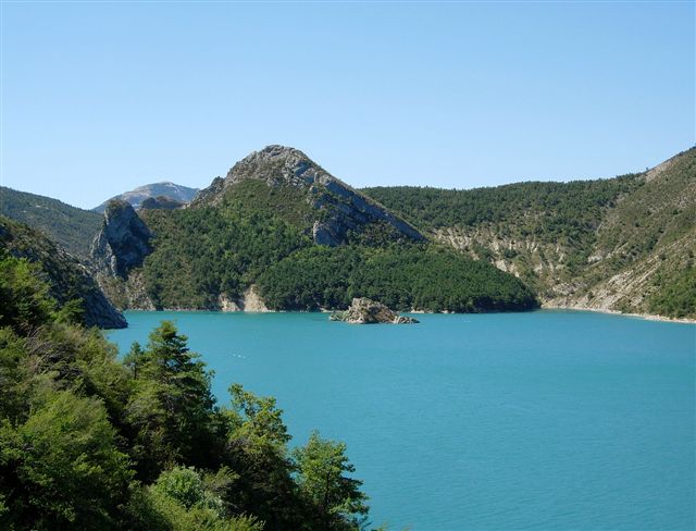 le lac de barrage du Castillon