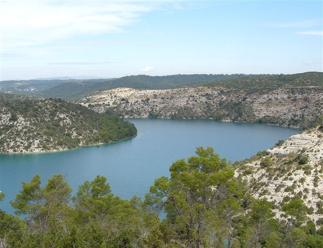 le lac de barrage d'Esparon