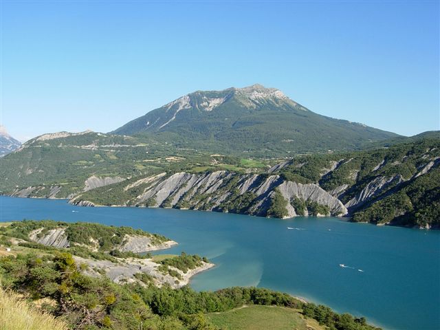 le grand lac de barrage de Serre-Ponçon