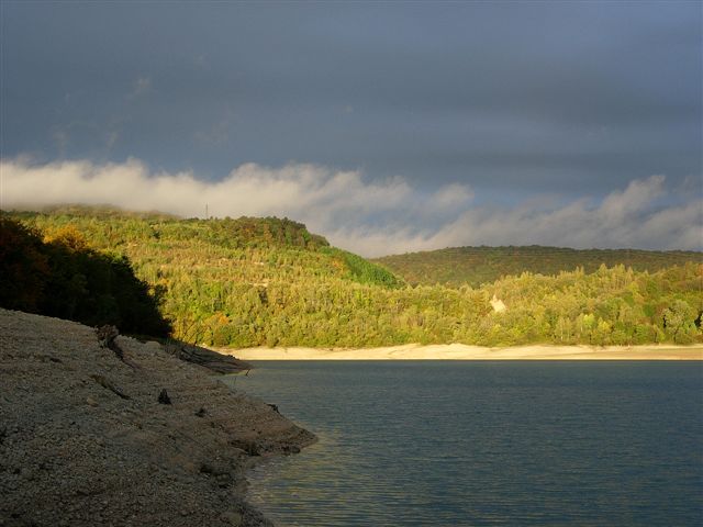 le grand lac de barrage de Vouglans